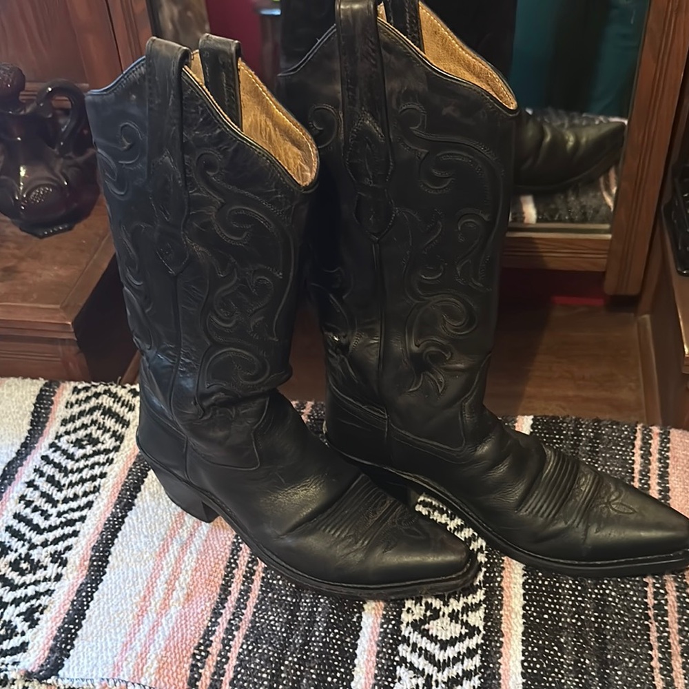 Pointy-toe Black Western Leather Boots